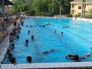 Niños en clase de natación (Fuente: VNA)